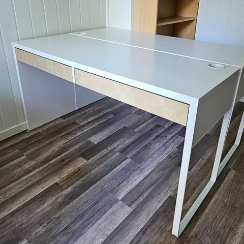 Praktisk IKEA Micke skrivebord