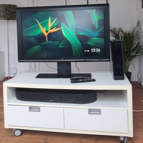 TV, soundbar og subwoofer selges samlet (TV-benk kan medfølge)