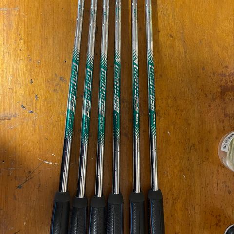 Nippon NS Pro 950GH neo skaft 5-PW , stiff, med nye JumboMax Ultrlite grip Small