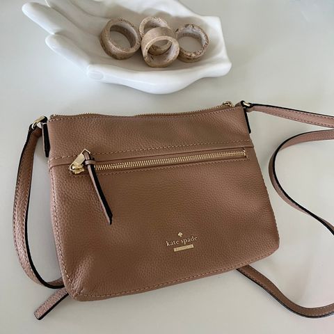 Som ny! Lekker veske fra Kate Spade i beige/nude farge