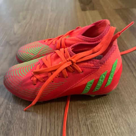 Adidas Predator fotballsko med knotter, str. 31.