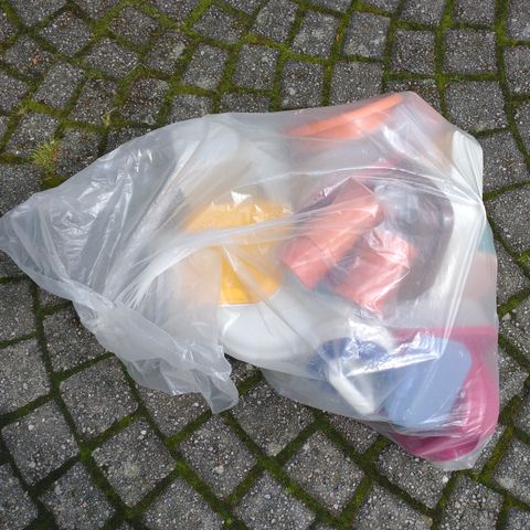 En halv bosspose Tupperware selges kr 100