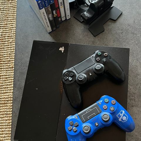 Playstation 4 med tilbehør selges rimelig!