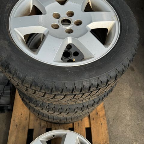 Land Rover 19 toms original felger med 3 stk gode vinterdekk.