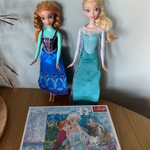 et sett med 2 dukker og et nytt puslespill Anna og Elsa