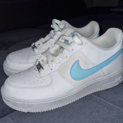 AIR FORCE 1 joggesko st.37.5. Brukt bare flere ganger. Som ny.