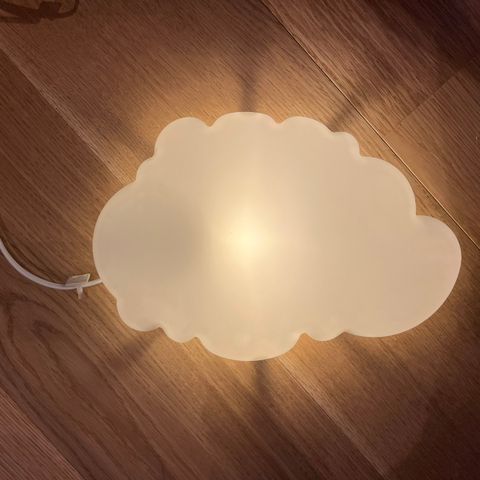 Vegglampe hvit sky til barnerom fra IKEA