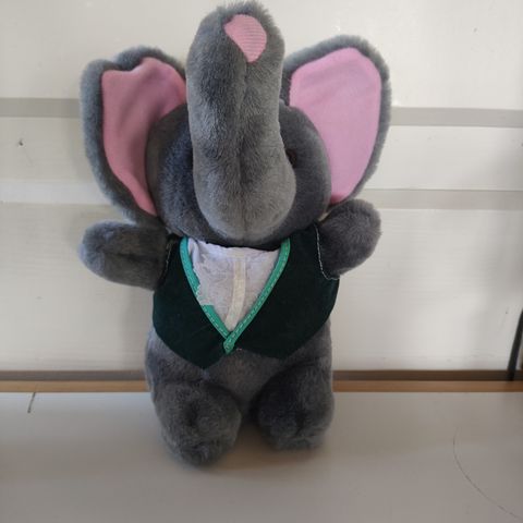 Søt elefant med vest. 24 cm