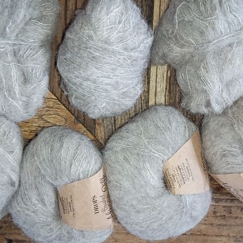 6+ nøster Lys grå Brushed ALPACA SILK fra Drops (á 25g 140m)