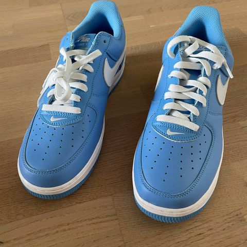 AIR FORCE 1 LOW RETRO UNIVERSITY BLUE