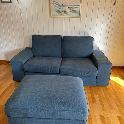 Blå toseter sofa med puff