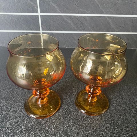 Vintage vinglass / ølglass med stett, brunt pressglass