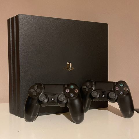 Ps4 Pro 1TB, 2 Kontrollere✅