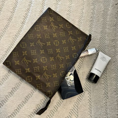 Louis Vuitton Poche Toilette 26