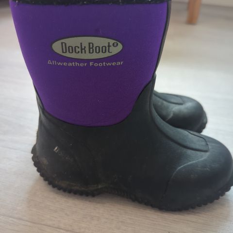 Dock Boots svarte og lilla str 28 (måler ca 18.5 cm)