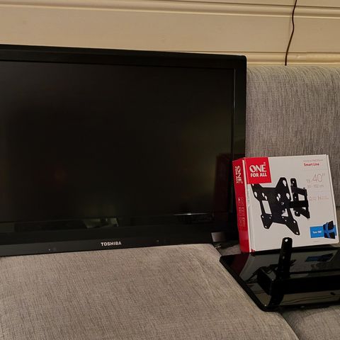 TOSHIBA 32" TV + VEGGFESTE