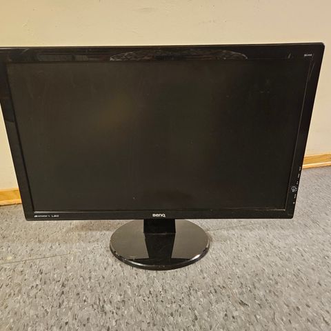 24 tommer Benq LCD skjerm gis vekk