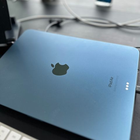 Nesten ny iPad Air 5 (Lys Blå)