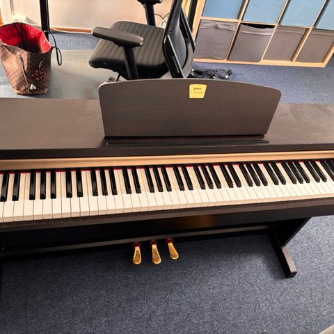 Elektrisk piano Yamaha  Clavinova 220 med krokl