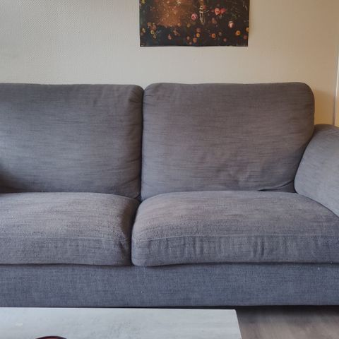 Sofa, stol med puff og bord