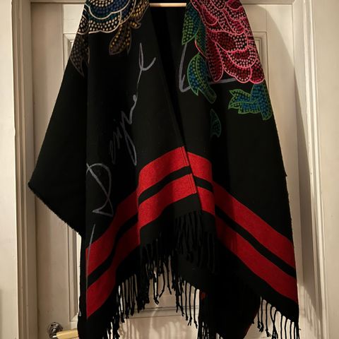 Nydelig Desigual poncho/sjal