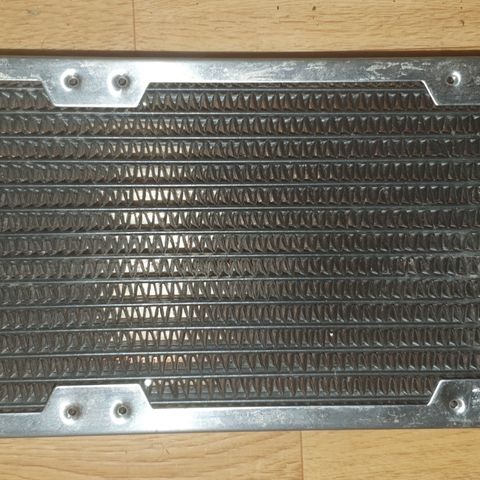 3x120mm radiator til vannkjøling selges