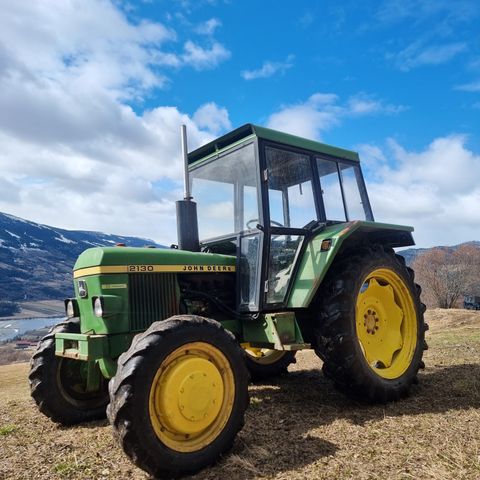 John Deere 2130