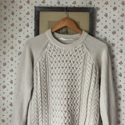 Cable knit genser i krem/hvit