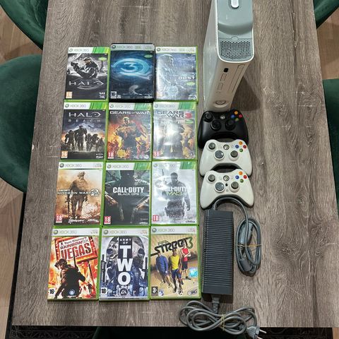 Xbox 360 med 3 kontroller og 12 spill