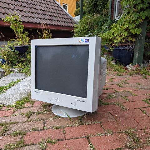 Retro CRT Skjerm selges: Samsung SyncMaster 957MB - For retro-entusiaster!