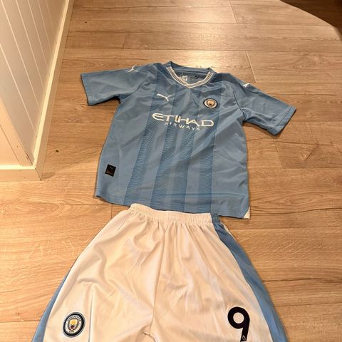 Manchester city drakt 23/24 barn (replika)