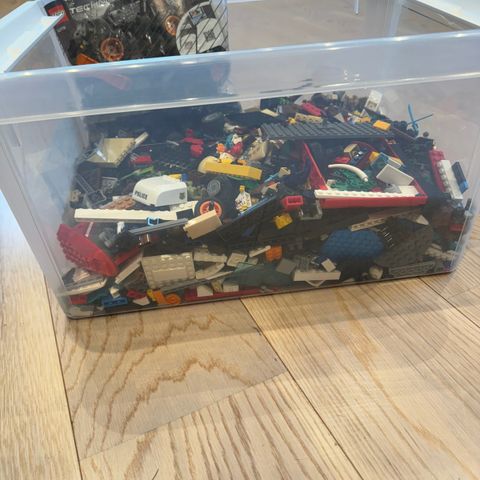 Lego Technic sett og vanlig lego selges