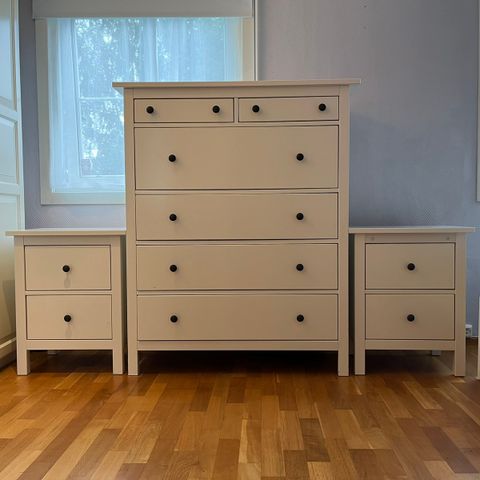 Hemnes kommode + 2 Hemnes nattbord. Kan selges separat.