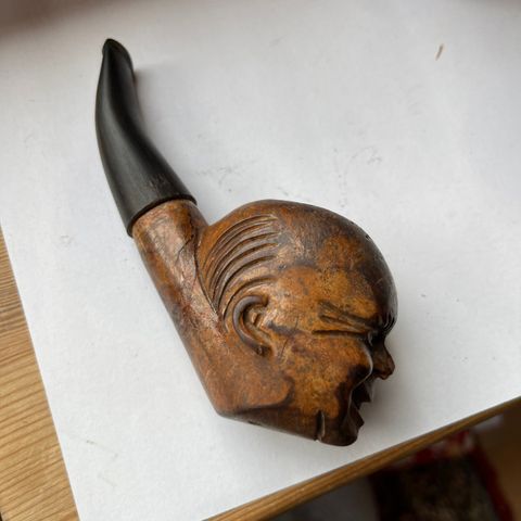 Gammel utskåret pipe