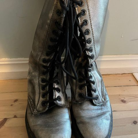 Sølvgrå Dr. Martens