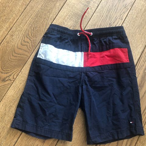 Knapt brukt Tommy Hilfiger fôret shorts str M (8- 10 år)