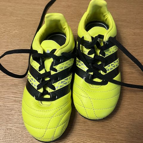 Adidas fotballsko i str 28 (FR)  med leggbeskyttere (M)