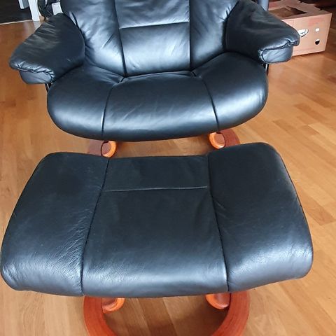 2 Ekornes Stressless lenestoler og 1 krakk.