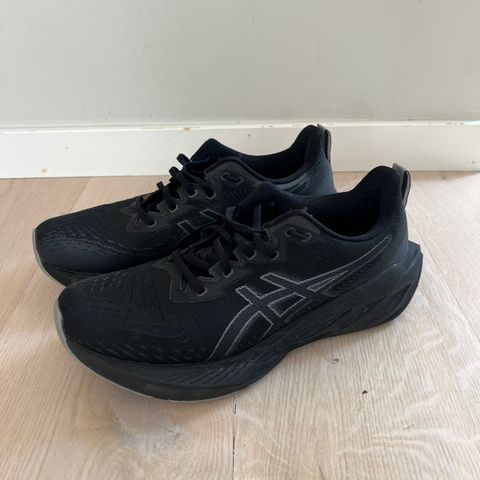 Asics Novablast 4 - str 44,5