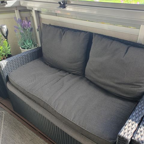 Liten utesofa m/bord (reservert)