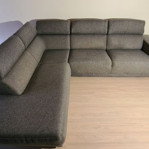 Renset // Gratis frakt // Grå hjørnesofa // Rygg- og nakkestøtter // 270x220cm