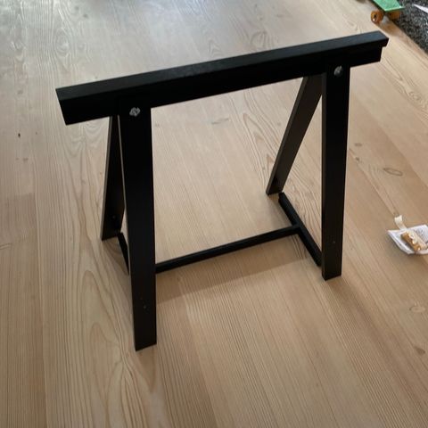 2 ubrukte bordbukker fra IKEA selges