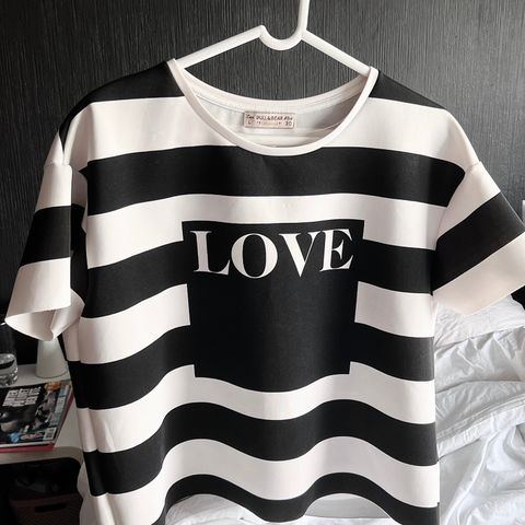 Pull & Bear topp (unik/svart-hvit/love-print), str. L