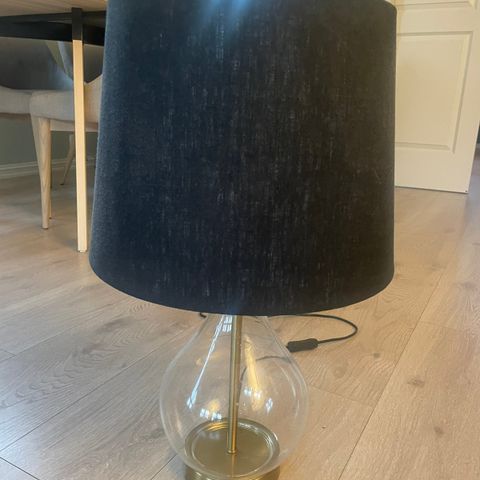 Bordlampe med svart lampeskjerm