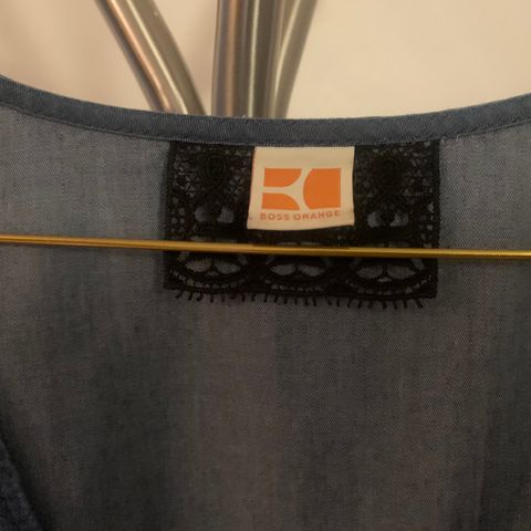 HUGO BOSS kjole i myk og behagelig denim