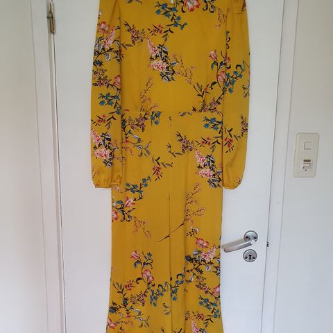 Lang jumpsuit med blomster, Bikbok