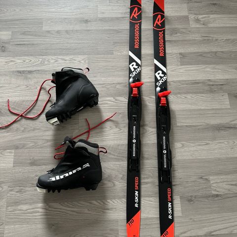 Rossignol felleski for barn (110cm) og Alpina skisko str 31