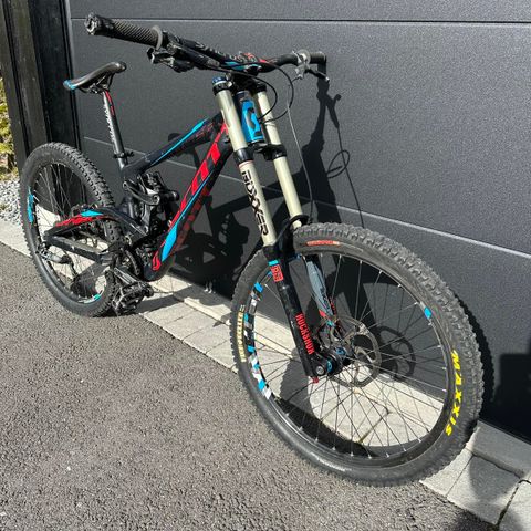 Scott Gambler 20 Downhill + Body armour og hjelm