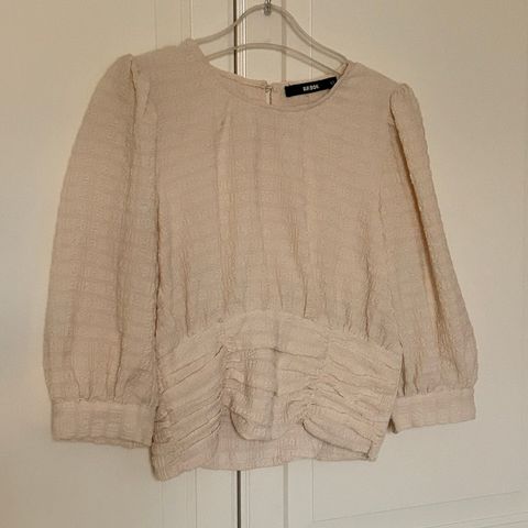 Kort beige bluse fra Bikbok