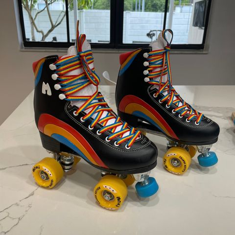 MOXI ASPHALT BLACK RAINBOW RIDER UNISEX ROLLER SKATES  MOXI SIZE 6  (US W 7-7.5)